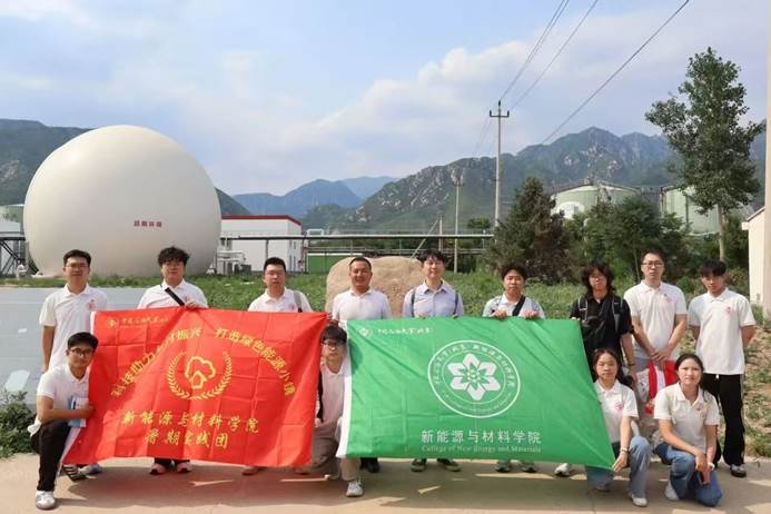 图片包含 户外, 人, 草, 男人 AI 生成的内容可能不正确。