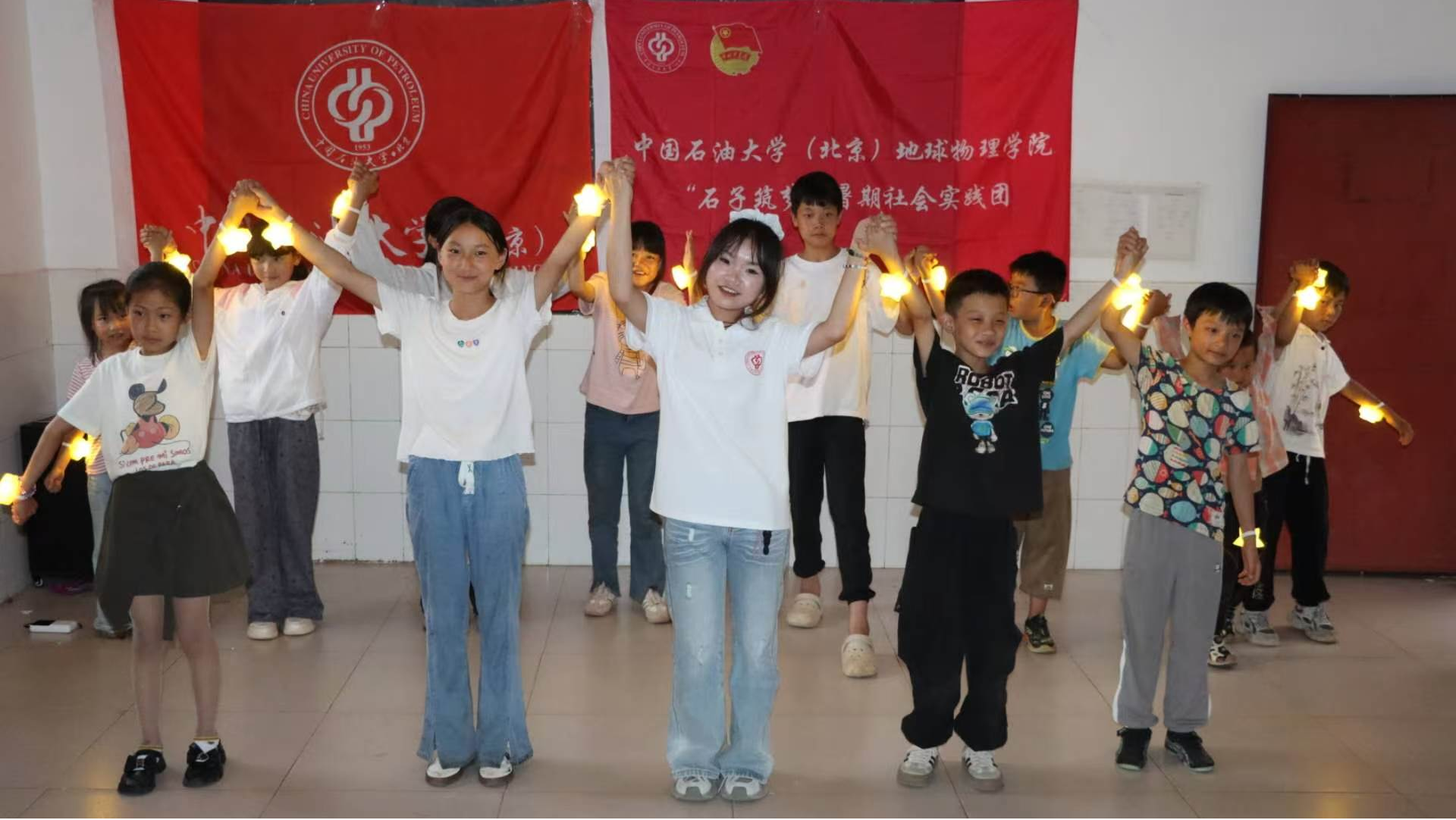 图11 团队在乡村支教.png