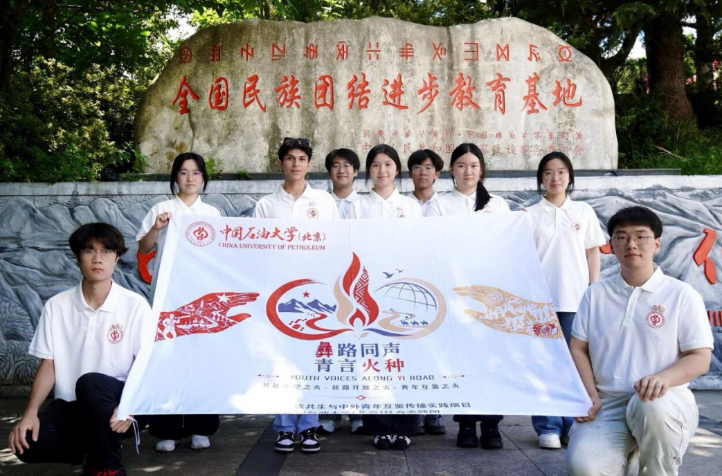 图21 团队成员合影.png