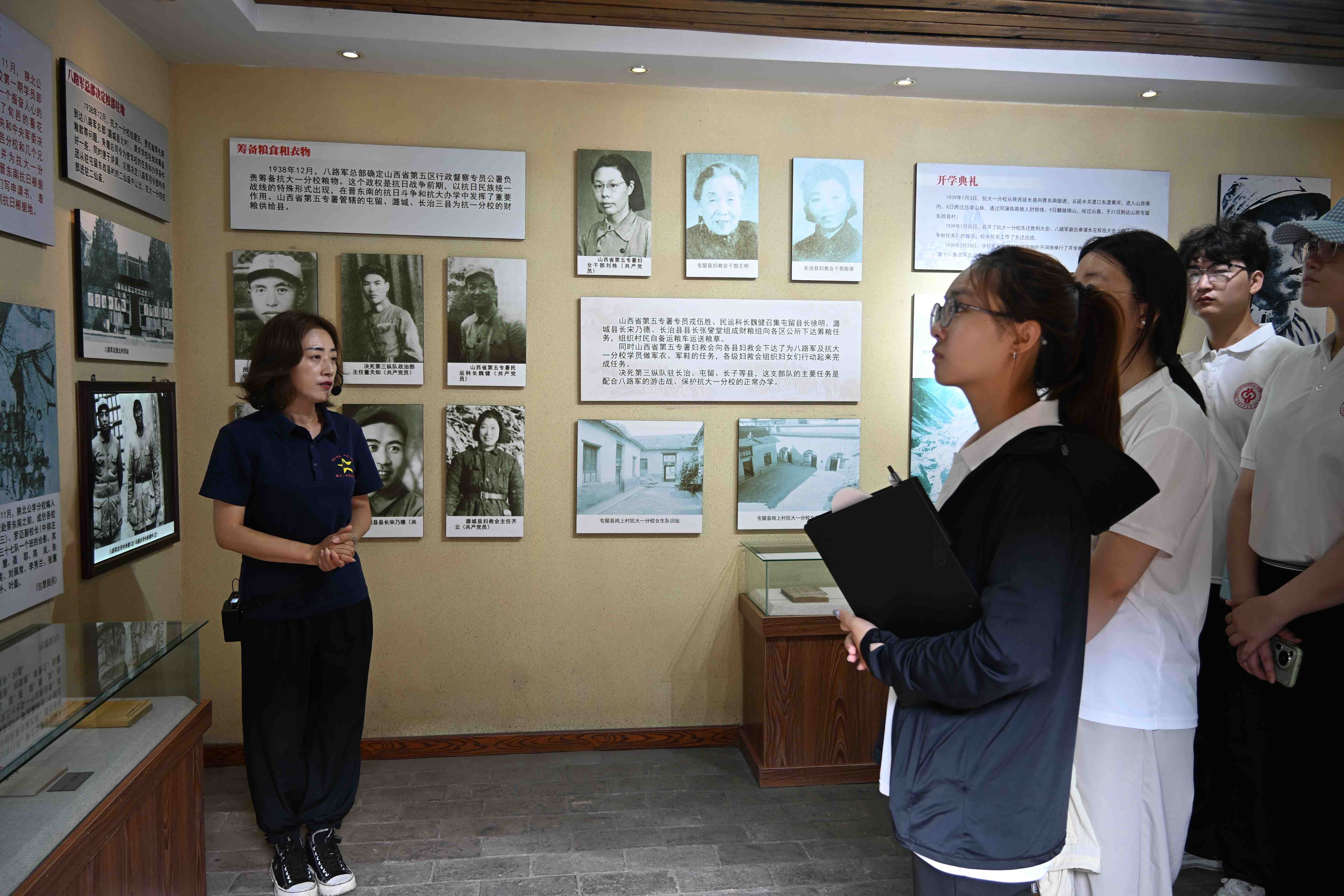 图8 团队参观抗大一分校旧址展览.jpg
