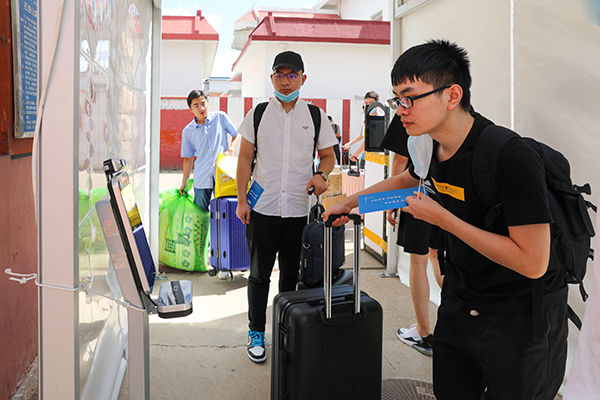 eb4f3a4572a0499babe249c17d105601.jpg 20200903_润杰书记校长看望返校本科生_孟禹豪摄 (19).jpg