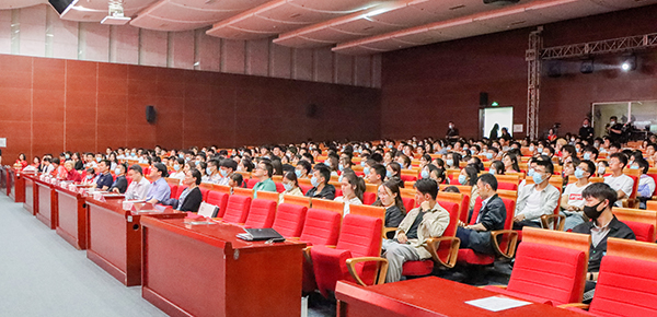 b895a65dad0a48378f6717d111aec29f.jpg 2021-5-24校园电影音乐会 杨利-8.JPG