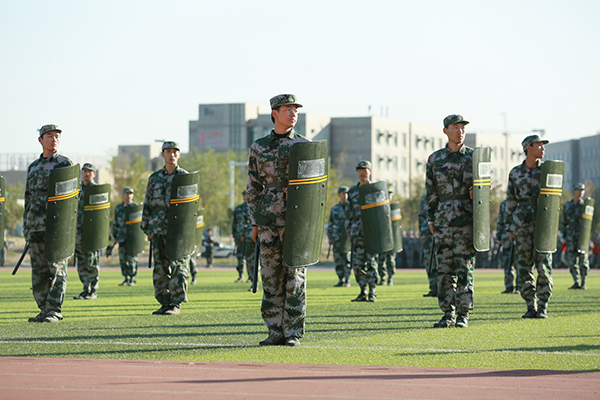 警棍盾牌 魏静怡摄.jpg