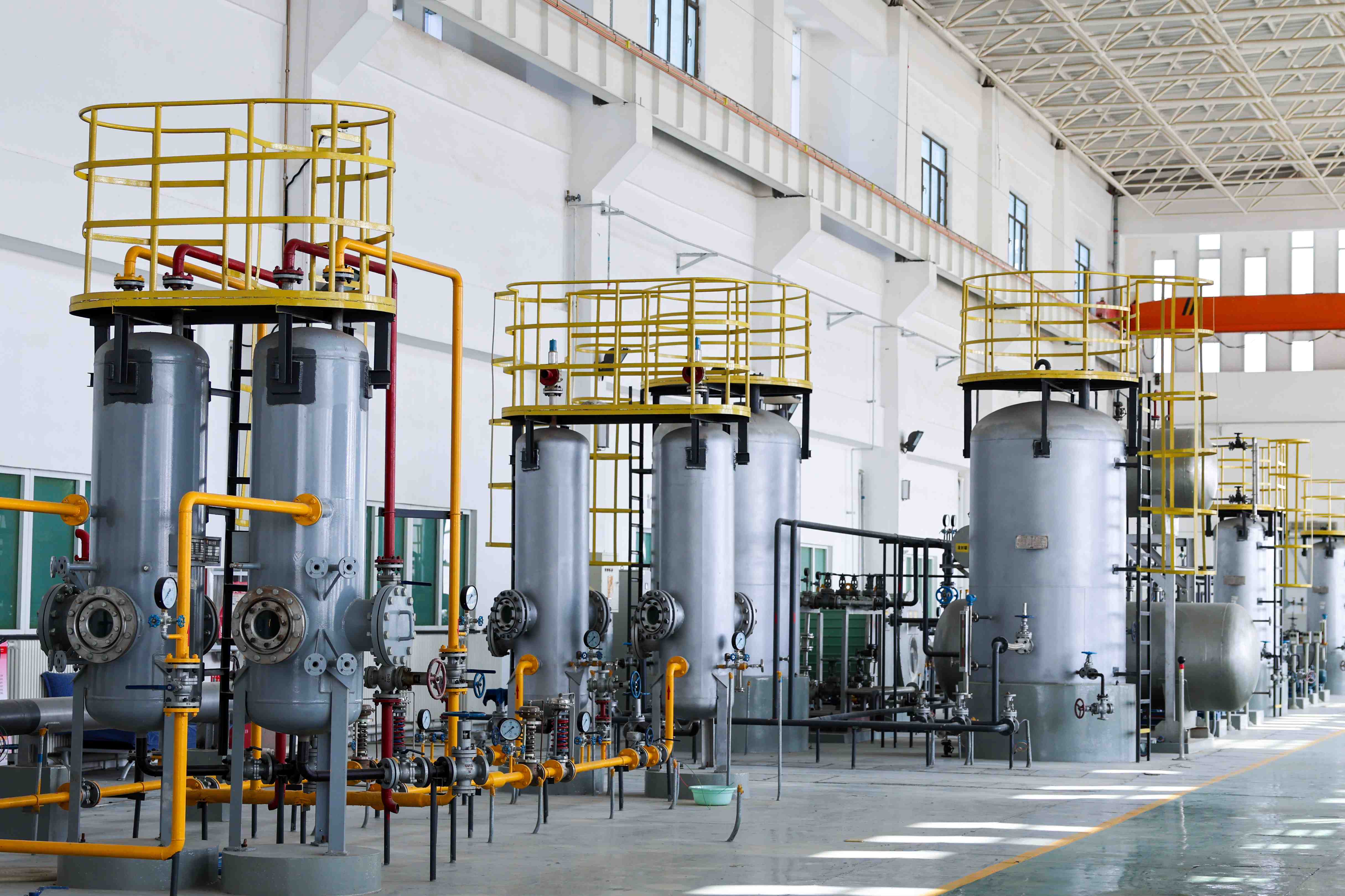 F14油气储运实训厂房,主要为油气储运工程专业学生开展实验和实习实训。厂房内有多泵站密闭输送仿真实训装置、气液两相流实验装置、输气管道实训装置、输油管道实训装置以及油库实训系统装置等模拟仿真实验实训装置,涵盖了原油、天然气长距离运输、储运、油气集输等工艺流程。 (2).JPG