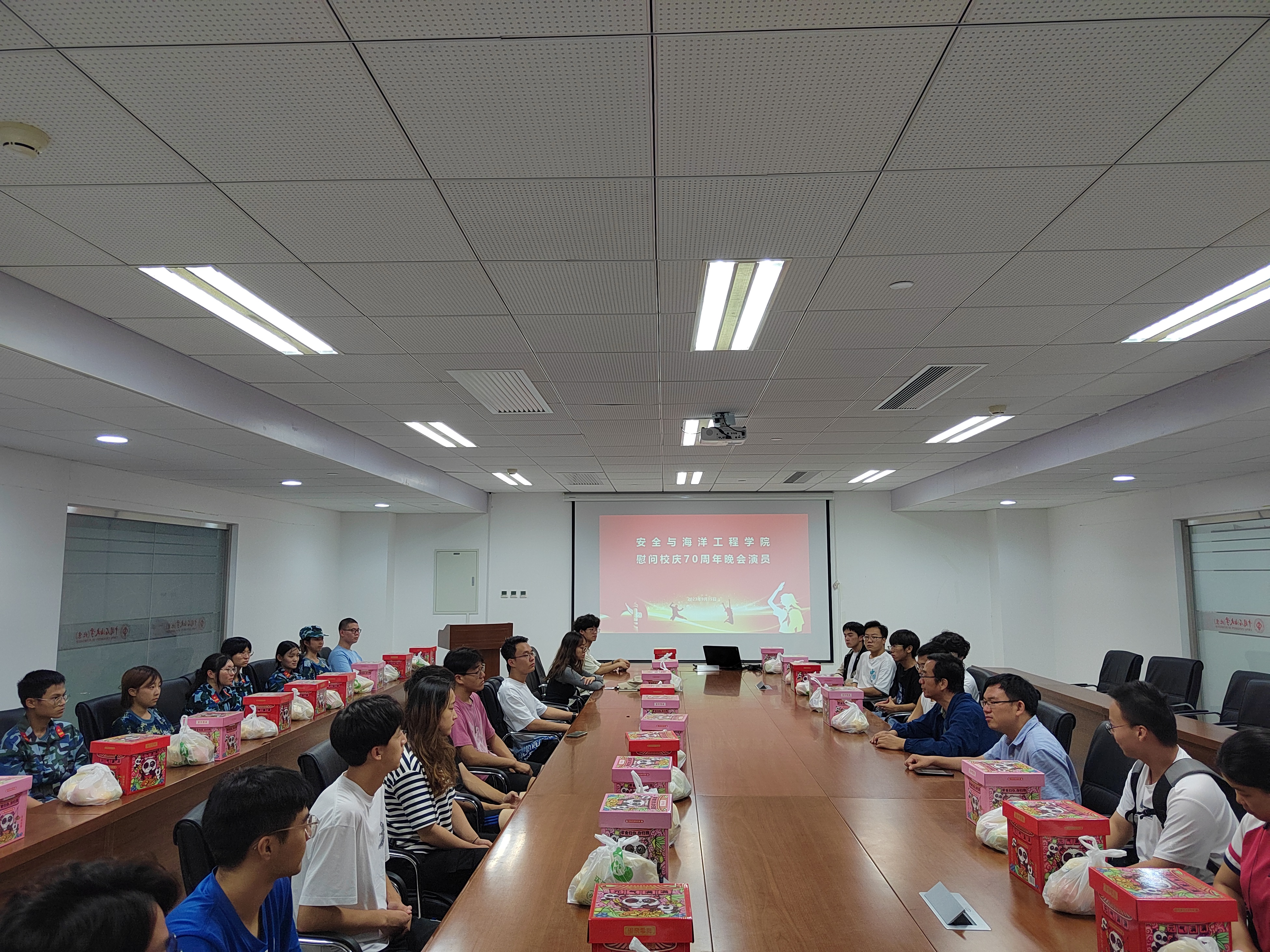 安全学院组织慰问校庆70周年文艺演出参演学生 (2).jpg