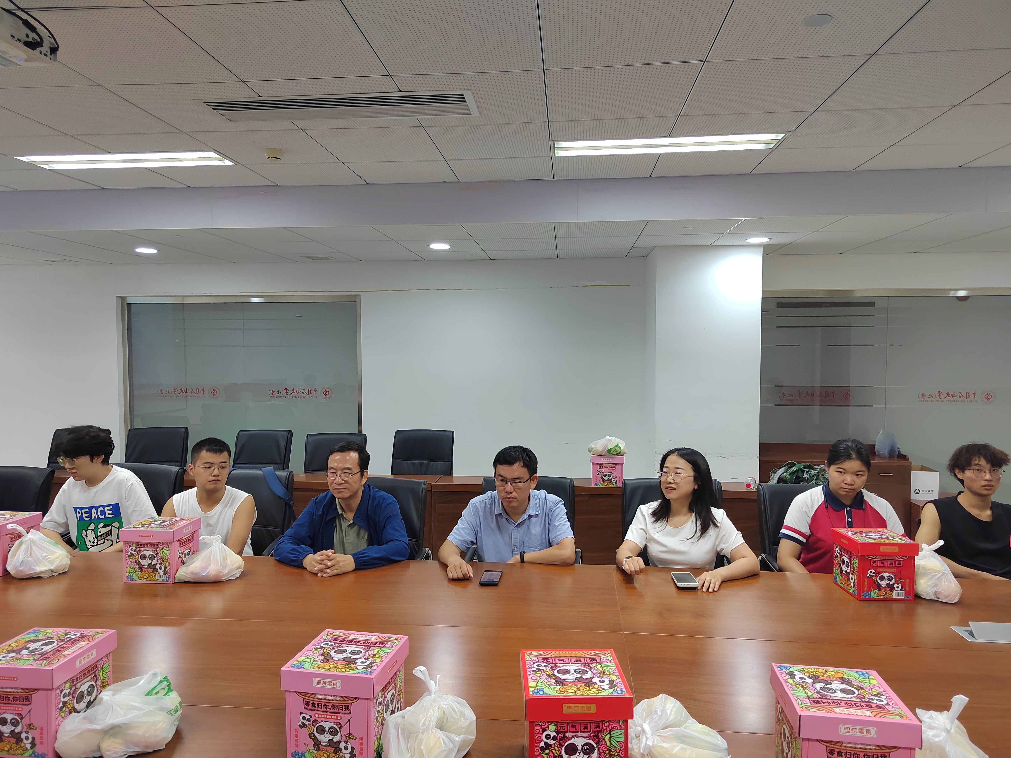 安全学院组织慰问校庆70周年文艺演出参演学生 (1).jpg